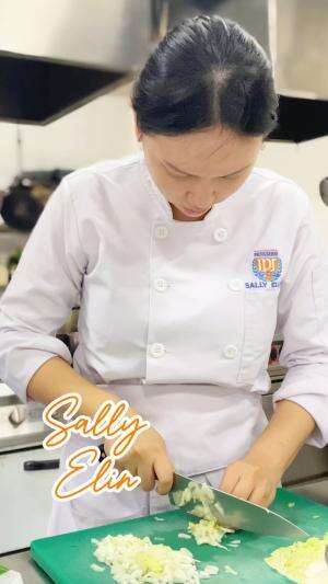 Hallo! Namaku Sally Elin, umur ku 22 tahun. Aku murid dari Indonesia Patisserie School yang akan mengikuti kompetisi MCI Season 12! ✨