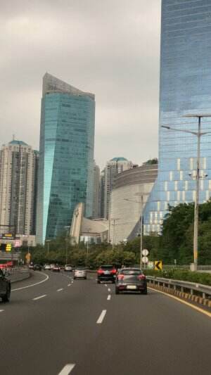 selain pegunungan jalan-jalan liat pemandangan big city view begini sambil di sholawatin biar bisa jadi 9 naga juga.aamiin 🏦