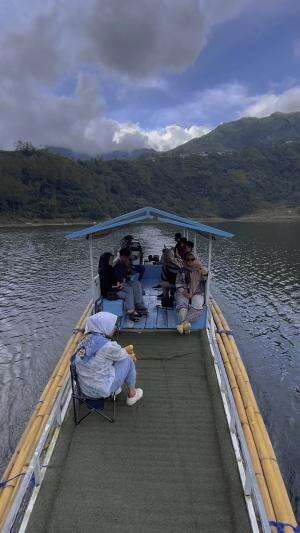 Yokk tak ajak jalan jalan naik perahu keliling telaga  menjer hehhehe  #fyp  #fypシ゚viral   #fypシ 