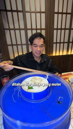 unik bgt‼️ mie jepang dingin ini bisa muter sendiri 