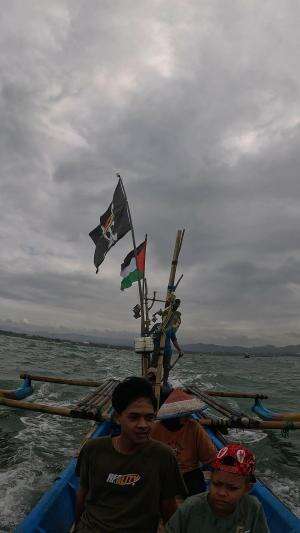 ngejar perahu yg bawa sesajen di acara hajat laut pangandaran 2025