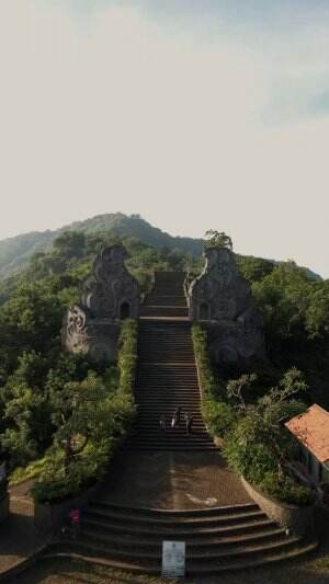 Gapura menuju Pura Gumang , Sanghyang Ambbu, Karangasem, Bali
