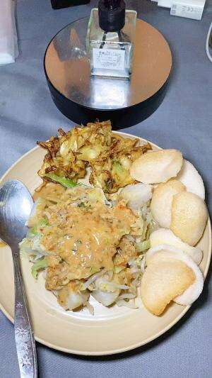 Pecel lontong 