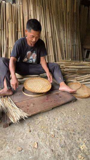 Kerajinan tangan penduduk desa  #kerajinantangan  #tradisional  #suasanakampung  #desa  #rctiplus  #bantul  #jogja  #indonesia 