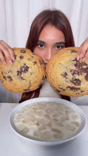 Asmr giant cookies