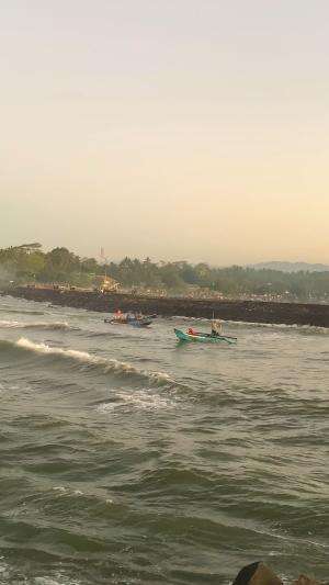 lihat ombaknya bikin takutt…