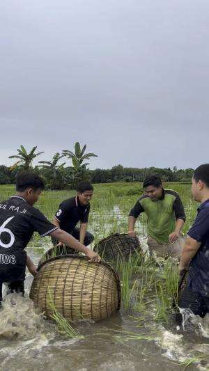 Cari ikan bersama teman-teman