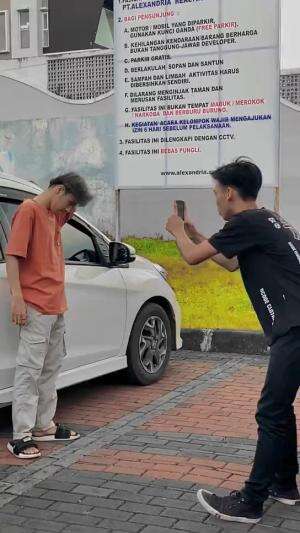 Padahl cuma numpang foto #HOTrctiplus 
