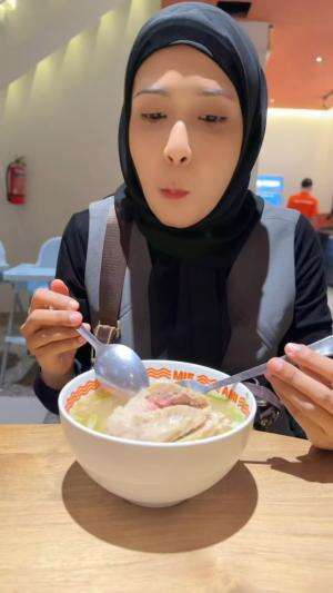 ajakin nyai nikita berenang di bakso jualan nya sendiri 