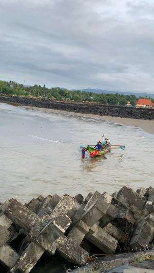 perahu harus ditarik karena air muara terlalu kandas #skill #nelayan