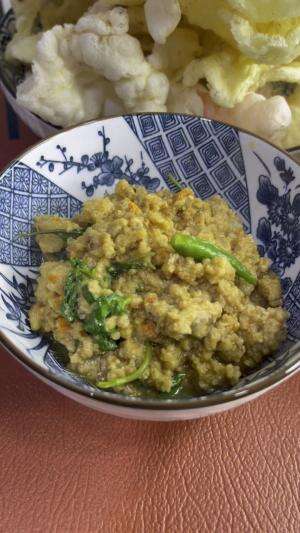 Biar makan kerupuk gak bosen ! Cobain pakai cocolan sambal oncom deh , enak banget 😍  #cooking  #idemasakan #masak 