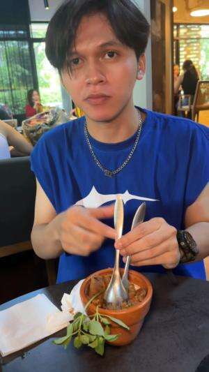 adikku ternyata bukan adikku makan pot bunga kesayangan ku