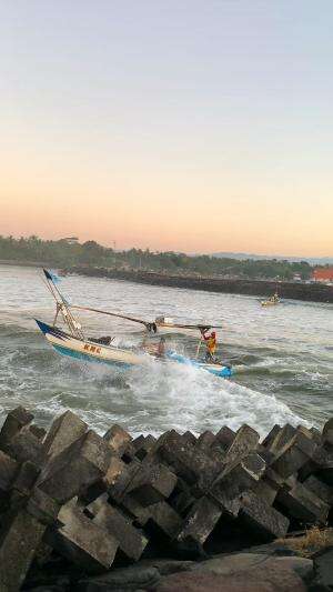 ombak nya ngeri bangett