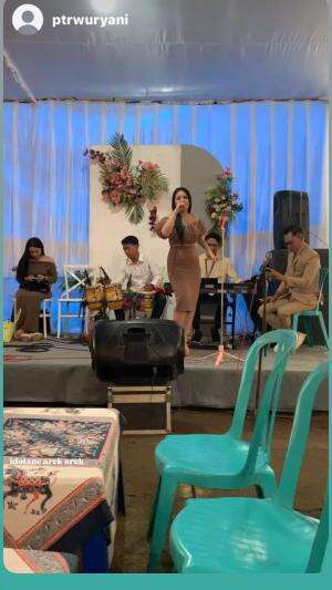 Manggung pakek lagunya temen sendiri...