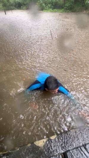 Cari ikan ketika hujan disungai ada monster masuk kedalam celana