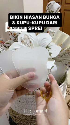 daripada sprei nganggur di lemari mending dibuat hiasan bunga & kupu-kupu aja 