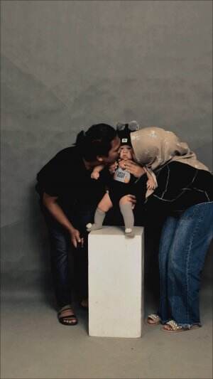 Usahakan mengabadikan moment sedini mungkin, Pejuang LDM. #Rctiplus #Short #Fotostudio #Anakpertama #Fotokeluarga #Keluargabahagia #Fyp
