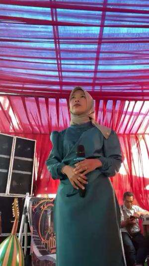 “ Bagai ranting Kering” Halo👋🏻 saya nurul syazila F usia 21 th hobi sya bernyanyi  , asal  muara badak, Kutai Kartanegara , Kalimantan timur