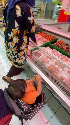 throwback moment mas abrar temenin mami dan uti belanja ayam dan daging untuk lauk dirumah.