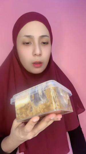 member blackpink duduk santuy diatas dessert box 