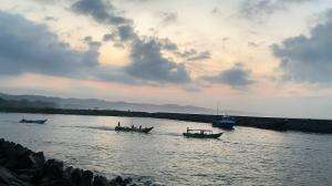 suasana pagi dingin di pantai pangandaran 