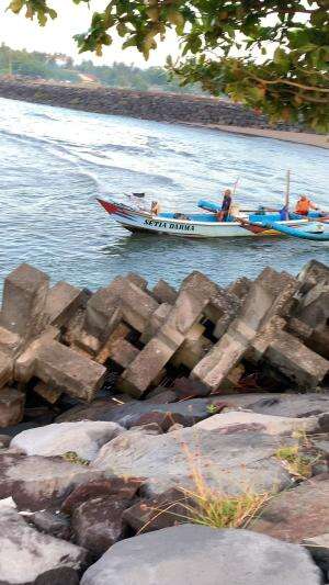 perahu nelayan melewati tikungan tajam muara cikidang 