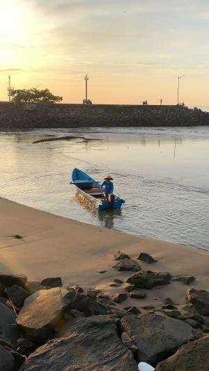 berangkat melaut pake perahu kecil #nelayan #ombak #skills #trending
