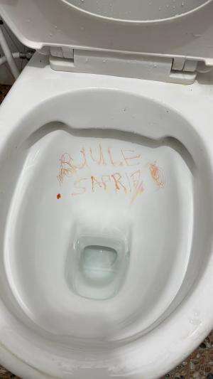 siapa yg nulis kata2 kotor di kloset ku 🤬