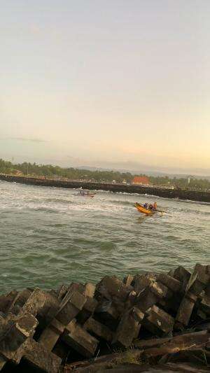 Pangandaran pagi tadi ombak tinggi dan angin nya lumayan