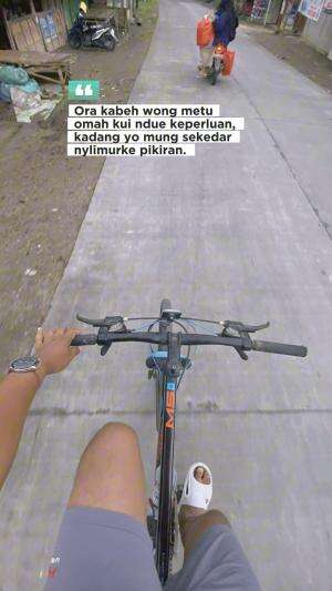 Ora kabeh wong metu seko omah kui nduwe keperluan, kadang onok kalane nggih namung nylimurke pikiran #quotes  #motivasi #katakata #katabijak