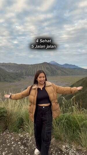 4 sehat 5 jalan jalan hehehe  #traveling  #jalanjalantraveling  #Paling suka ke Bromo lewat jalur mana?  #fyp  #masukberandamuu 