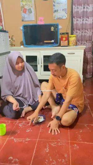 Lagi makan soswit 