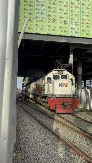 Kereta Api Lokal Merak (Rangkasbitung - Merak)  #Hobi Kereta  #HuntingKeretaApi  #Kereta Railfans  #Hobi Kereta Railfans 