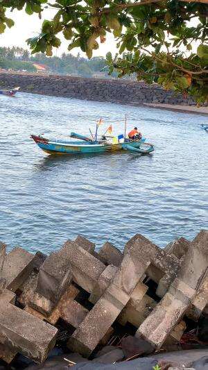 pagi hari melihat rombongan perahu nelayan yg akan berangkat mencari ikan??