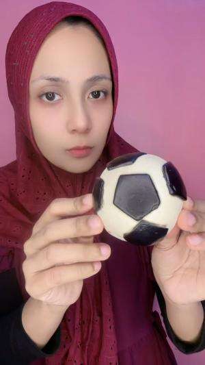 gara-gara anakku ternyata bukan anakku gak mau belajar karna main bola terus, terpaksa ku makan aja bola nya
