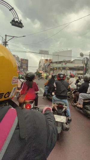 Antara Aku, Kamu , Bandung & Hujan. #bandung #wisatabandung #braga