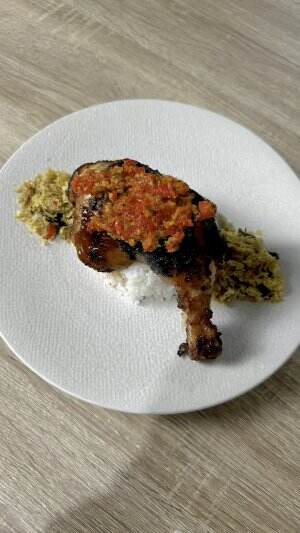 Nasi megono khas Pekalongan dengan ayam bakar dan sambal goang #onlineauditionmci13 