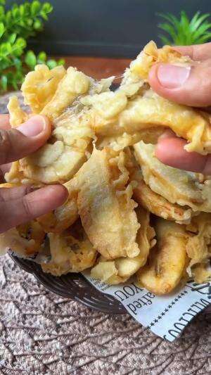 DITEMPAT KALIAN MASIH HUJAN ENGGAK? COCOK BANGET KALAU MASIH HUJAN BUAT CEMILAN PISANG GORENG TAPI YANG INI VERSI SUPER CRISPY & KRIUK