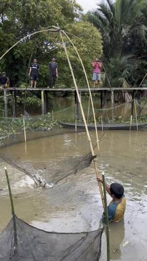 Orang rame mehancau disungai