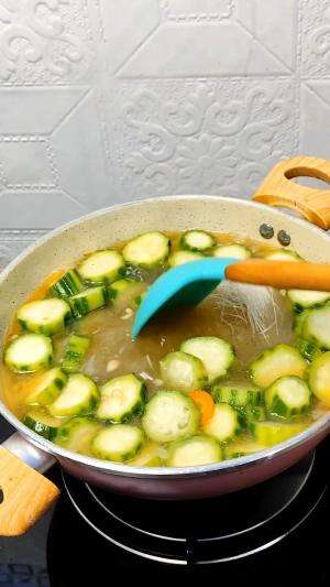 MENU MASAKAN RUMAHAN SIMPLE
“Sop Oyong Bihun”
#Cooking #inspiration #Menumasakanrumahan #Tips #Trik #Idejualan #ummuhusna