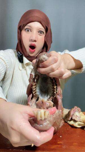 Hari ini kita bakalan makan… kepala kambing utuh  #markitry