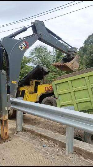 Evakuasi baby roller ke dump truk