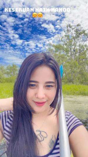 Keseruan naik kanoo di pantai toro inten