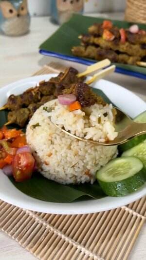 MENU MASAKAN RUMAHAN SIMPLE
“Nasi Bawang Putih Daun Jeruk”
#Cooking #inspiration #Menumasakanrumahan #Tips #Trik #Idejualan #ummuhusna #shor