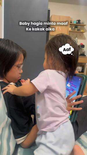 Waduh gimana nih ? Adek patahin cermin kakak 😁🤏🏻  #sibling #gemas #Bayilucu
 