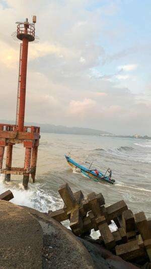 menerobos ombak besar🌊 #nelayan #ombak #badai