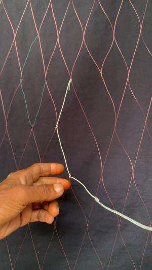 memperbaiki jaring yang rusak