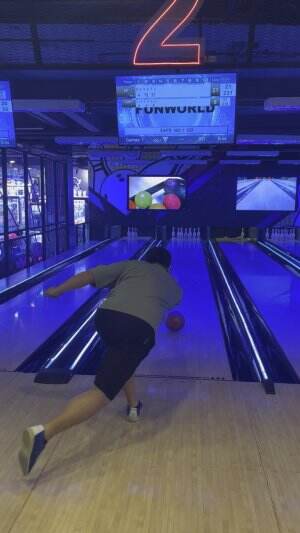 Maen Bowling keliatan santai. Tapi lama2 berasa juga ke otot.. haha
