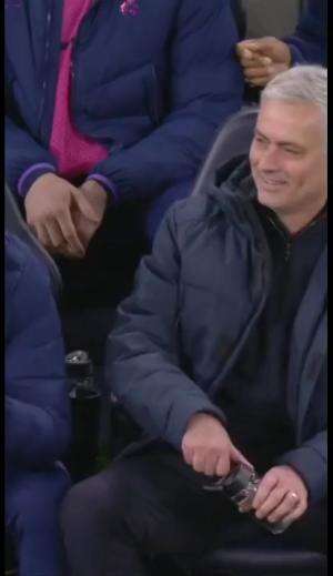 Momen Jose Mourinho di komporin sama asisten nya sendiri..    #Viral  #sepakbolaviral  #josemourinho #videolucu  #lawakbola 