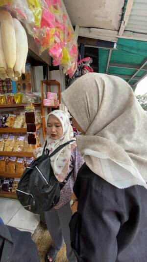 Kita cari oleh-oleh 